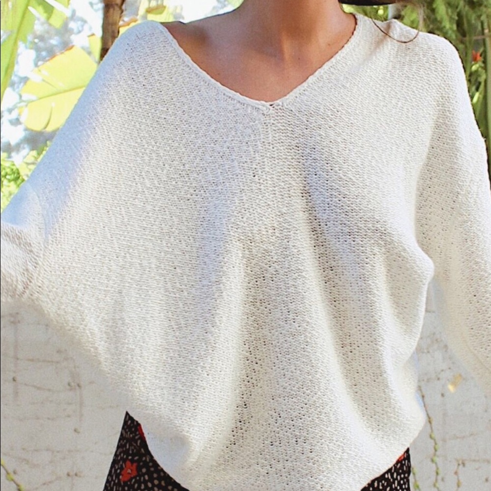 UO V-NECK SWEATER